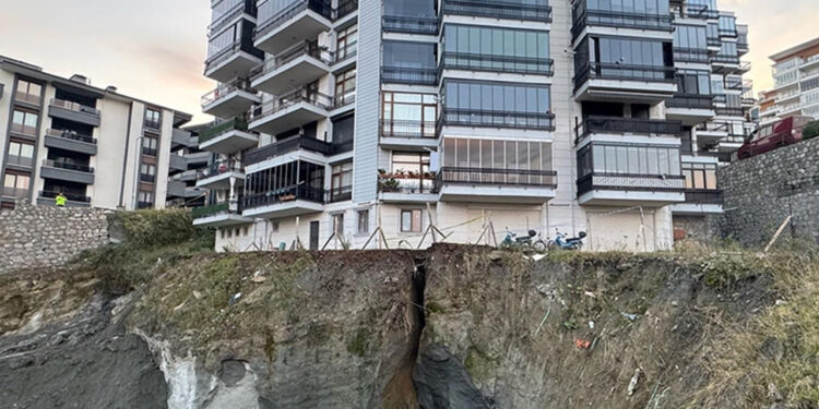 Amasra’da İnşaat Alanında Toprak Kayması! 24 Daire Boşaltıldı, 70 Kişi Tahliye Edildi