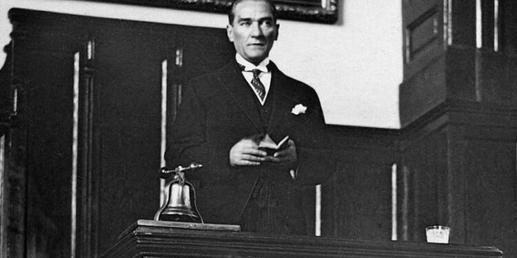 Benim naçiz vücudum elbet bir gün toprak olacaktır; ancak Türkiye Cumhuriyeti ilelebet payidar kalacaktır