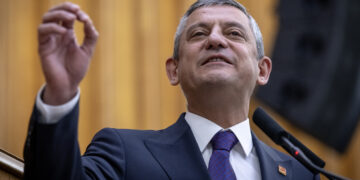 Bir Demirtaş Çıkışı da Özgür Özel'den! 'Bugünkü Genel Başkan Olarak Özür Diliyorum'