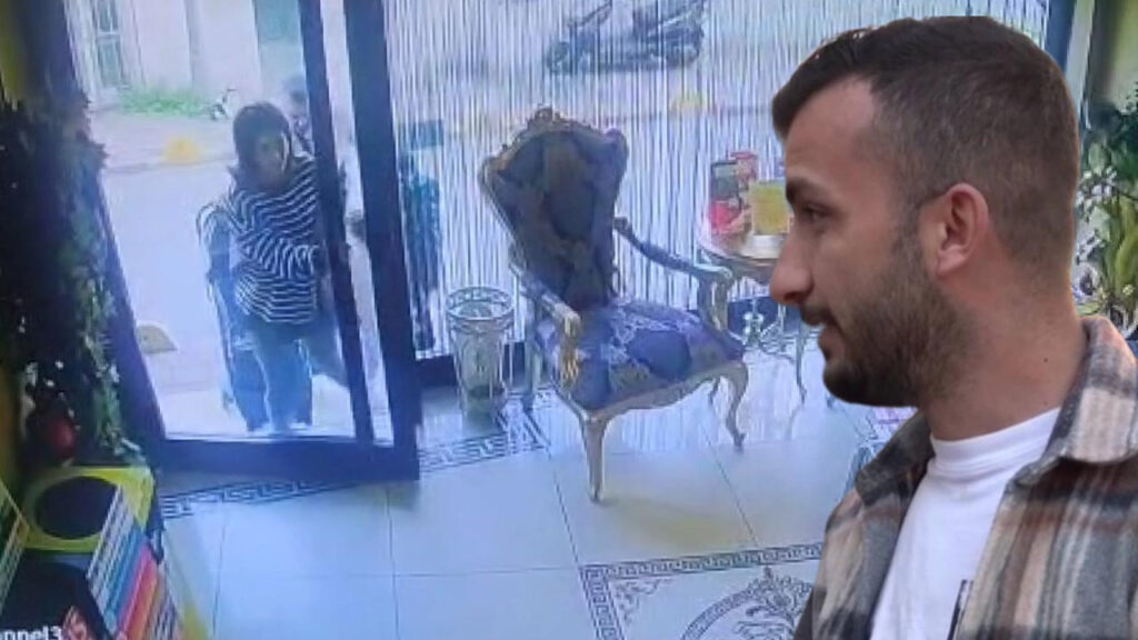 Böcek Ailesine Ait Yeni Görüntüler Ortaya Çıktı! Kan Kusarak Taksiye Koştular! Taksici Dehşet Anlarını Anlattı