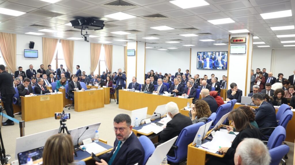 Bütçe görüşmelerinde 'ekonomi' tepkisi: Neden her gün 6 işçi yaşamını yitiriyor?