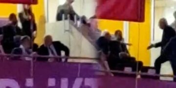 CHP kurultayında Erdoğan videosu izletildi, AKP heyeti salonu terk etti