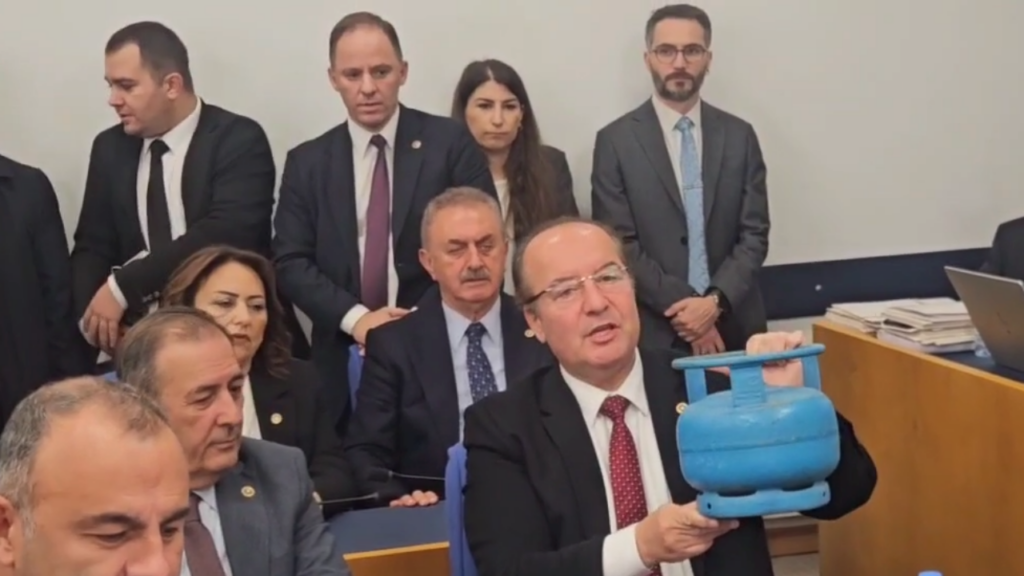 CHP'li Vekilin Boş Tüp Protestosuna Bakan Bayraktar'ın Yanıtı Gündem Oldu: 'Çünkü Doğal gaz Kullanıyorlar'