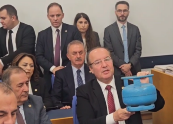 CHP'li Vekilin Boş Tüp Protestosuna Bakan Bayraktar'ın Yanıtı Gündem Oldu: 'Çünkü Doğal gaz Kullanıyorlar'