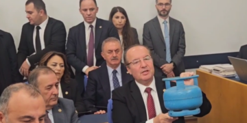 CHP'li Vekilin Boş Tüp Protestosuna Bakan Bayraktar'ın Yanıtı Gündem Oldu: 'Çünkü Doğal gaz Kullanıyorlar'