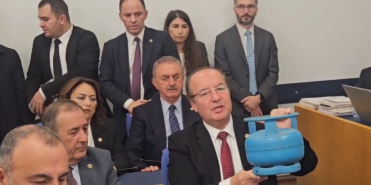 CHP'li Vekilin Boş Tüp Protestosuna Bakan Bayraktar'ın Yanıtı Gündem Oldu: 'Çünkü Doğal gaz Kullanıyorlar'