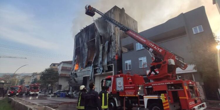 Çalışma ve Sosyal Güvenlik Bakanlığı, Dilovası'ndaki patlamaya ilişkin müfettiş görevlendirdi, 7 yetkili açığa alındı