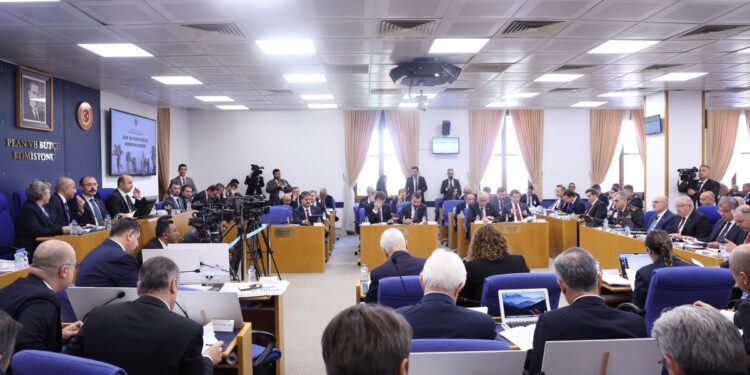 Çandar: Türkiye Suriye politikasındaki alışkanlıklarından vazgeçmeli  Oluç: Özerk Yönetim ile Türkiye arasındaki sınır kapıları açılmalı