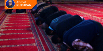 Cemaatle namaza suçüstü!