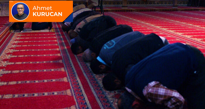 Cemaatle namaza suçüstü!