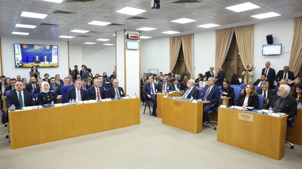 DEM Partili Hun: Her 4 gençten biri Türkiye’yi terk etmek istiyor