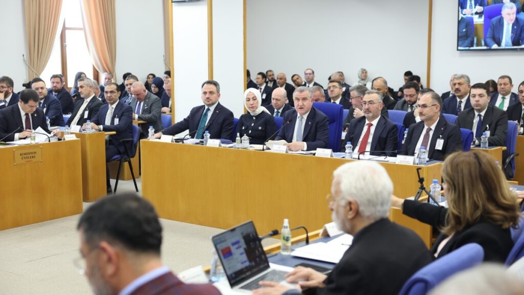 DEM Partili Uysal: Gençlerin soluyacağı temiz hava kalmadı