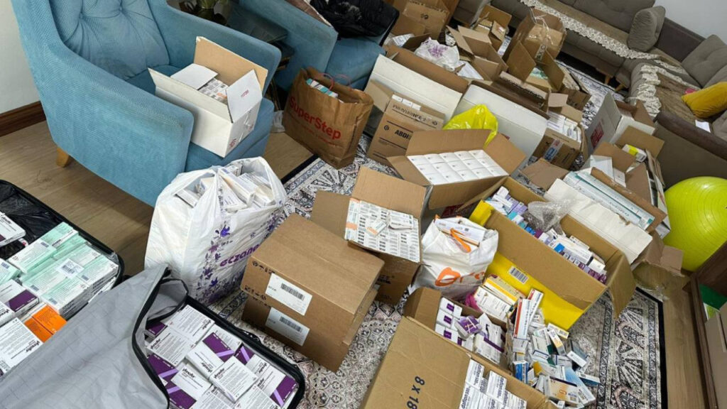 Eczane Sahibinin Evine Operasyon: 2 Bin 500 İlaca El Konuldu