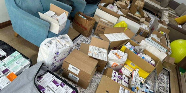 Eczane Sahibinin Evine Operasyon: 2 Bin 500 İlaca El Konuldu