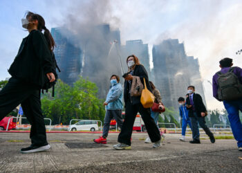 En Kötü Yangın Felaketi... Hong Kong'da Can Kaybı Artıyor, Yüzlerce İnsan Kurtarılmayı Bekliyor