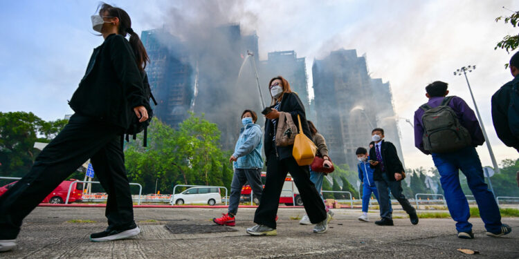 En Kötü Yangın Felaketi... Hong Kong'da Can Kaybı Artıyor, Yüzlerce İnsan Kurtarılmayı Bekliyor