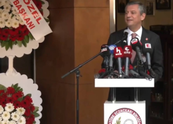 Farklı siyasi görüşten dostlarımız oldu ama mesleki birliktelik içinde kimseyi itmemeyi burada öğrendik