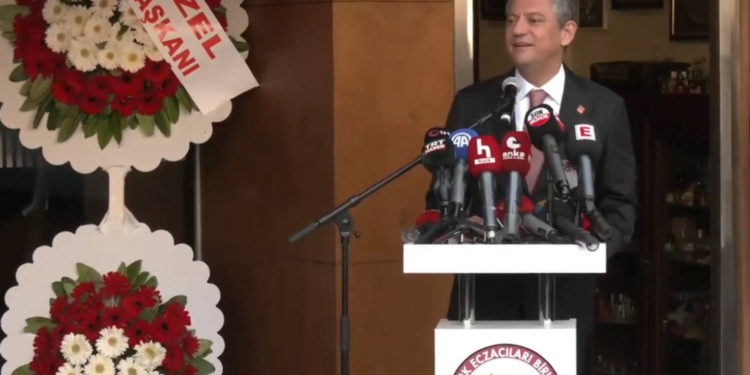 Farklı siyasi görüşten dostlarımız oldu ama mesleki birliktelik içinde kimseyi itmemeyi burada öğrendik