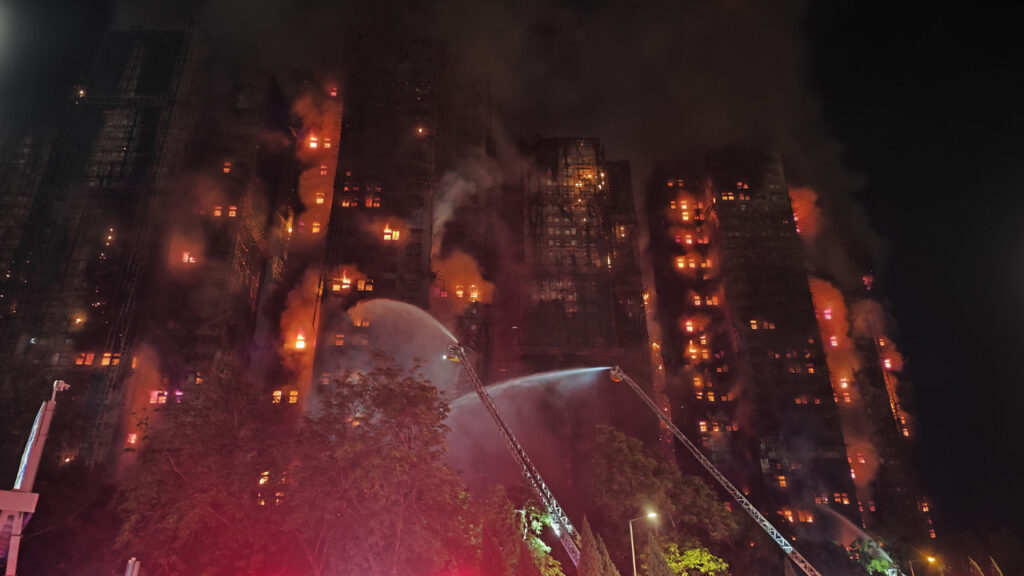 Hong Kong Cehennemi Yaşıyor! Büyük Yangında Ölü Sayısı Arttı, Yüzlerce Kişiden Haber Yok