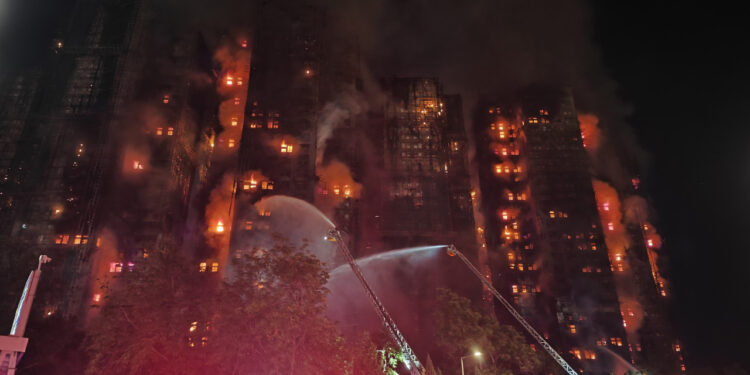 Hong Kong Cehennemi Yaşıyor! Büyük Yangında Ölü Sayısı Arttı, Yüzlerce Kişiden Haber Yok