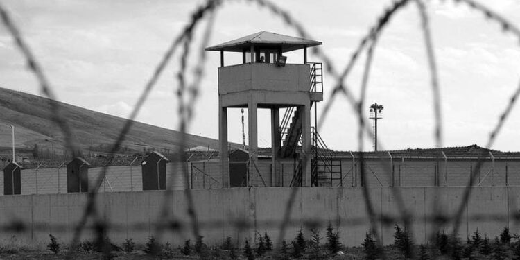 Hükümlü baba açık görüşte 4 yaşındaki kızına şiddet uyguladı, görevliye yumruk attı, çocuk hastaneye kaldırıldı