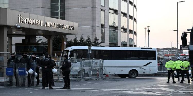 İstanbul Cumhuriyet Başsavcılığı'ndan, Özgür Özel'in İBB dosyasındaki gizli tanık Çınar'a ilişkin iddiası hakkında açıklama