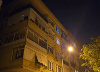 İstanbul'da kolonlarında çatlaklar oluşan 4 katlı bina tahliye edildi