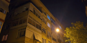 İstanbul'da kolonlarında çatlaklar oluşan 4 katlı bina tahliye edildi