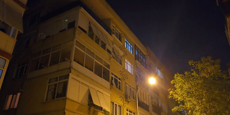 İstanbul'da kolonlarında çatlaklar oluşan 4 katlı bina tahliye edildi