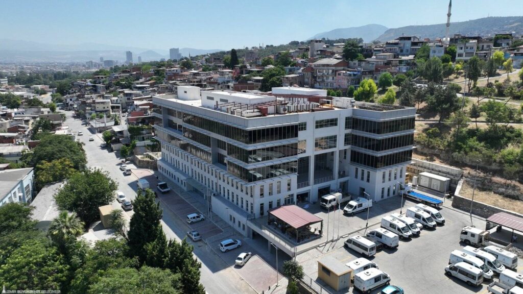 İzmir Büyükşehir Belediyesi'nde yeni çalışma düzeni; makam odaları kaldırılıyor!