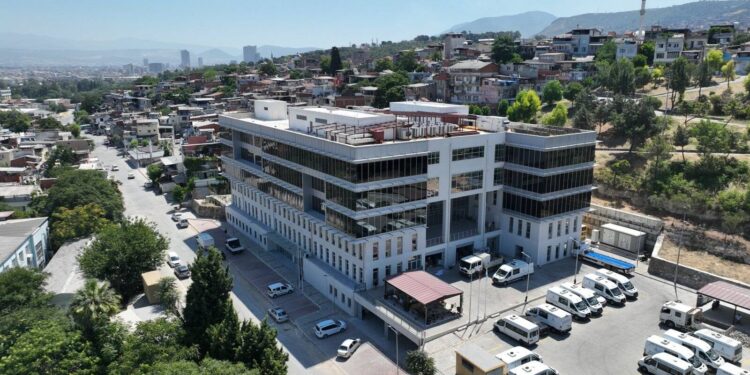 İzmir Büyükşehir Belediyesi'nde yeni çalışma düzeni; makam odaları kaldırılıyor!