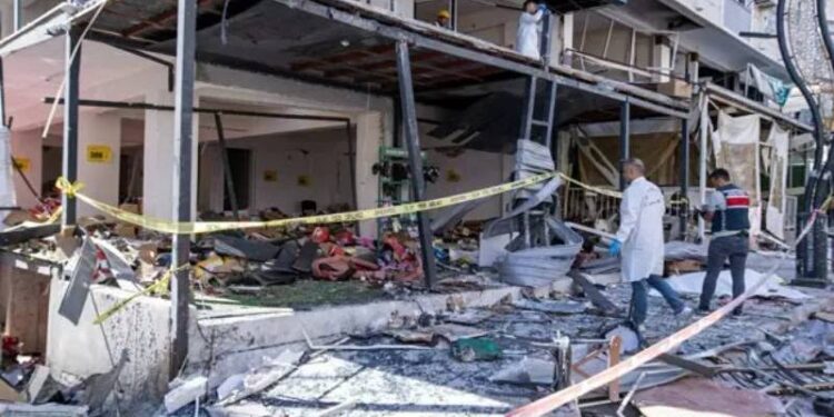 İzmir'de 5 kişinin öldüğü, 63 kişinin yaralandığı patlamanın davasında 3 sanığa hapis cezası