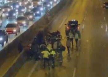 Kazaya Müdahale Eden Trafik Polisine Motosiklet Çarptı! Olay Anı Kamerada