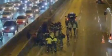 Kazaya Müdahale Eden Trafik Polisine Motosiklet Çarptı! Olay Anı Kamerada