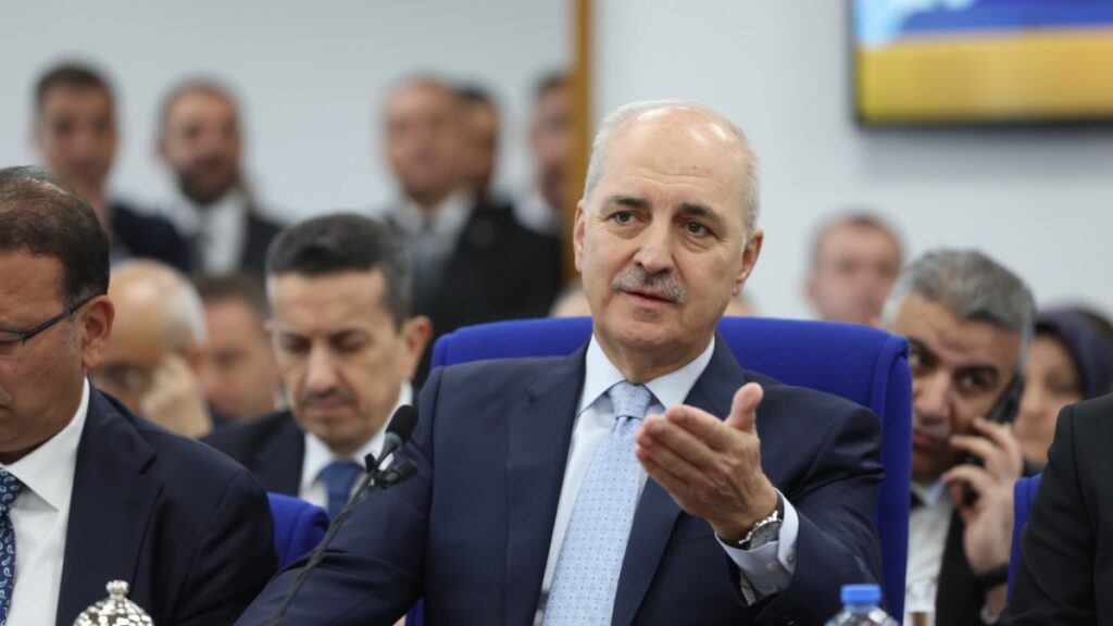 Kurtulmuş’un okuduğu Kürtçe şiir tutanaklara 'bilinmeyen dil' olarak geçti