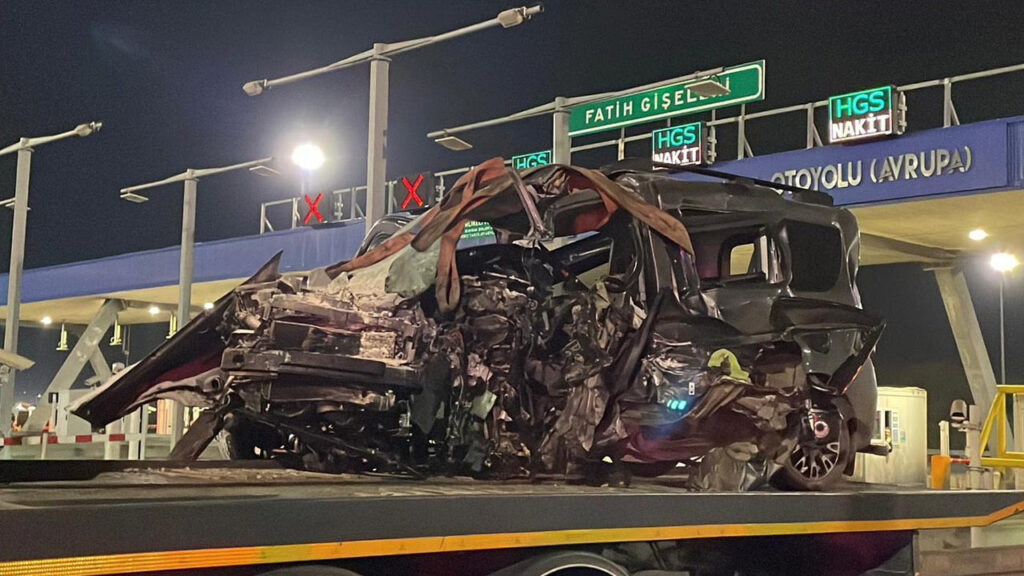 Kuzey Marmara Otoyolu’nda Feci Kaza! Araç Gişelere Çarptı