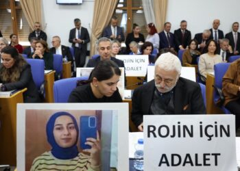 Muhalefetten, katledilen kadınların fotoğrafları ile iktidara yanıt