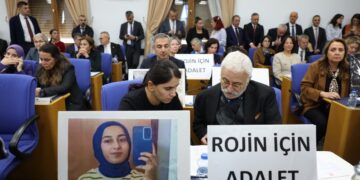 Muhalefetten, katledilen kadınların fotoğrafları ile iktidara yanıt