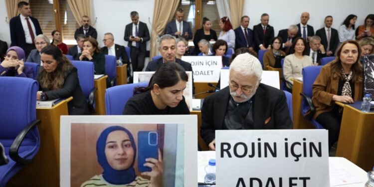 Muhalefetten, katledilen kadınların fotoğrafları ile iktidara yanıt