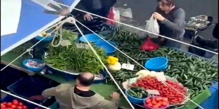 Müşterinin seçtiği ürünü değiştiren pazarcıya soruşturma