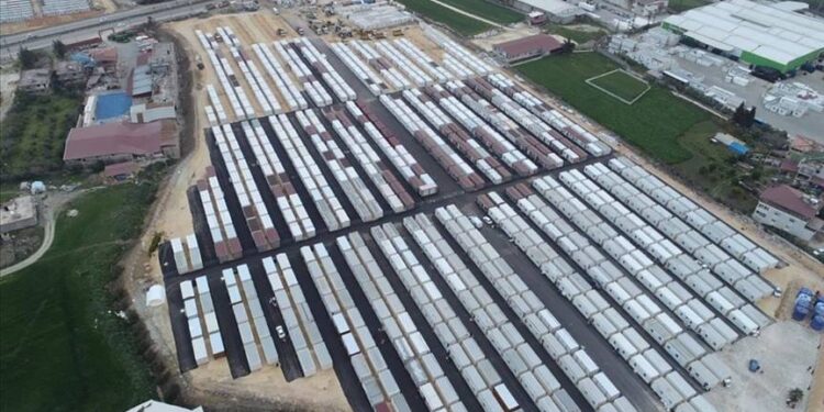 Öğretmenlere boşaltmaları için bir hafta verildi!