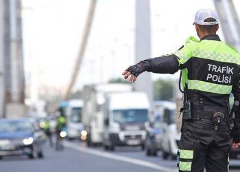 Ön tekerini kaldırmak istediği motosikleti deviren sürücüye 51 bin TL ceza