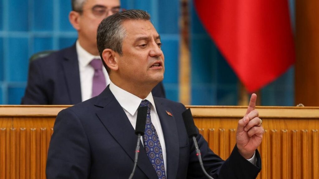 Özel'den yangın açıklaması: Denetim için ayak sürüyenler var