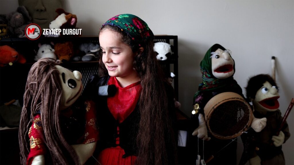 Rojhilatlı çift, çocuklarıyla kukla tiyatrosuna Kürtçe hayat veriyor