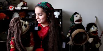 Rojhilatlı çift, çocuklarıyla kukla tiyatrosuna Kürtçe hayat veriyor