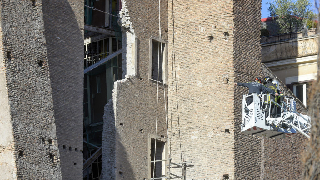 Roma'da Tarihi Kalede Göçük: Enkazdan Kurtarılan İşçi Kalbine Yenik Düştü