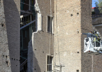 Roma'da Tarihi Kalede Göçük: Enkazdan Kurtarılan İşçi Kalbine Yenik Düştü