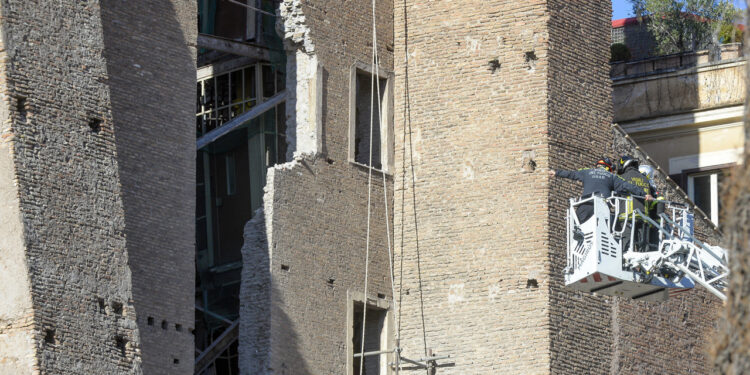 Roma'da Tarihi Kalede Göçük: Enkazdan Kurtarılan İşçi Kalbine Yenik Düştü