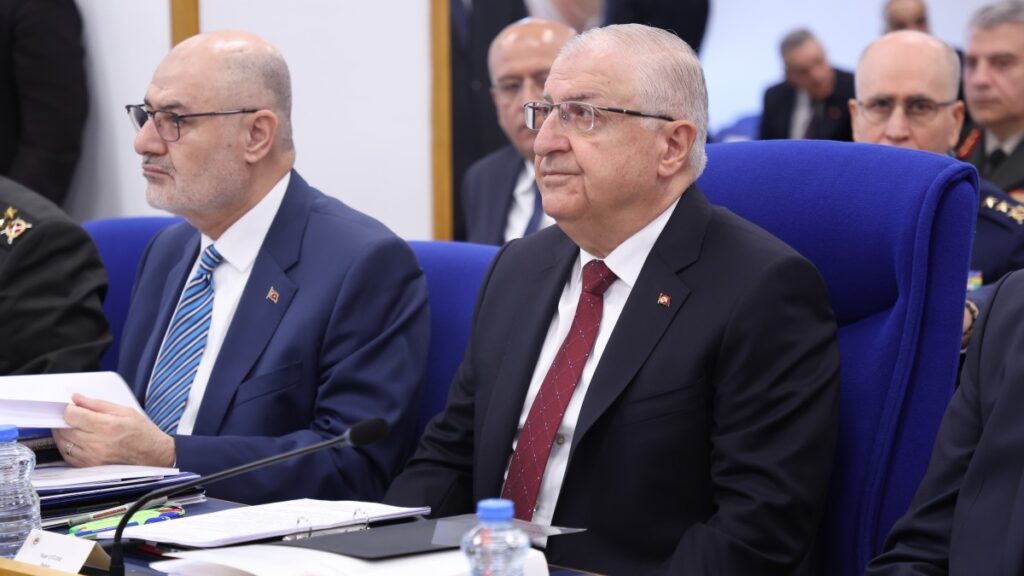 Savunma Bakanı’na tepki: Askeri hatlar ve yollar neden yapılıyor?