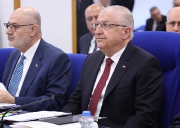 Savunma Bakanı’na tepki: Askeri hatlar ve yollar neden yapılıyor?